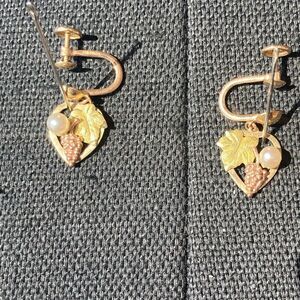 Black Hills Gold 10 karat leaf grapes genuine pearl screw back back earrings